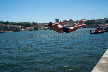 Porto  Portugal  Junge springt vom Ufer des Rio Douro ins kuehle Nass