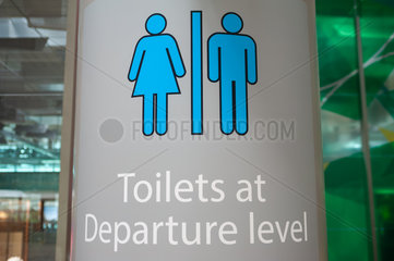 Singapur  Republik Singapur  Schild fuer Toiletten am Flughafen Changi