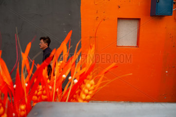 Singapur  Republik Singapur  Orangefarbene Strassenszene in Chinatown