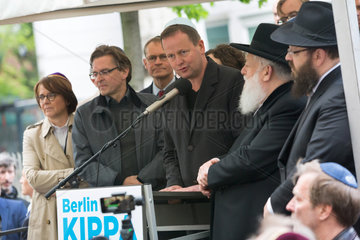 Berlin  Deutschland - Solidaritaetskundgebung in Berlin unter dem Motto Berlin traegt Kippa .