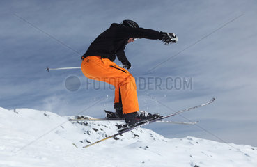 Belalp  Schweiz  ein Mann faehrt Ski