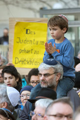 Berlin  Deutschland - Solidaritaetskundgebung vor dem juedischen Gemeindehaus in Berlin unter dem Motto Berlin traegt Kippa .