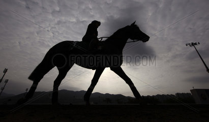 Hong Kong  China  Pferd und Reiter vor bedrohlichem Wolkenhimmel