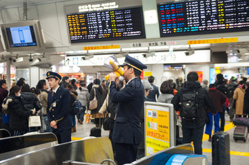 Tokio  Japan  Pendler und Reisende am Bahnhof der Tokyo Station