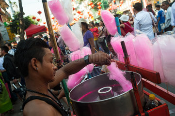 Yangon  Myanmar  Zuckerwattestand auf einem Strassenfest