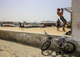 Workout und Fischerboote am Stadtstrand  Praia de Diante  Sal Rei  Boa Vista  Kapverden