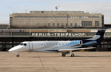 Berlin  Deutschland  ein Embraer Legacy Jet auf dem Flughafen Berlin-Tempelhof