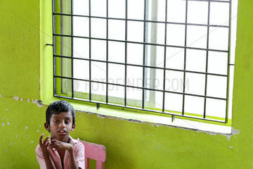 Mettupalayam  Indien  ein geistig behinderter Junge im Life Help Centre for the Handicapped