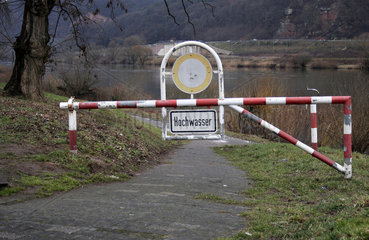 Trier  Absperrung an der Mosel wegen Hochwassers