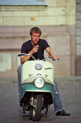Junger Mann mit seinem Handy  Riga  Lettland