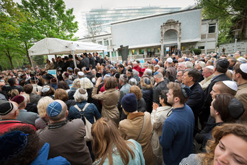 Berlin  Deutschland - Solidaritaetskundgebung vor dem juedischen Gemeindehaus in Berlin unter dem Motto Berlin traegt Kippa .