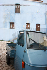 Posada  Italien  blauer Lieferwagen vor einem blauen Wohnhaus