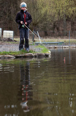 Koenigsberg  Deutschland  Junge angelt an einem Teich