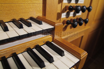 Die Tastaturen einer Orgel