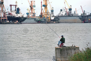 Ein Angler im Hafen von Klaipeda  Litauen
