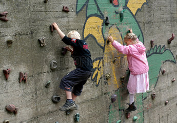 Kinder klettern im Landschaftspark Duisburg-Nord