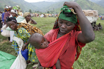 Goma  Demokratische Republik Kongo  Mutter mit ihrem Sohn im Fluechtlingslager Shasha
