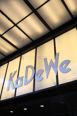 Berlin  Deutschland  beleuchteter Eingang und das Logo des KaDeWe