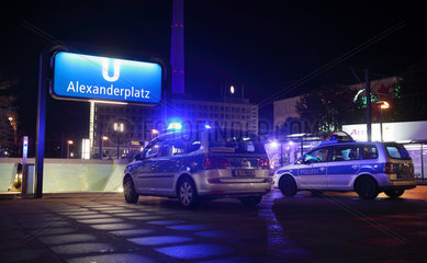 Berlin  Deutschland  Polizeieinsatz am U-Bahnhof Alexanderplatz