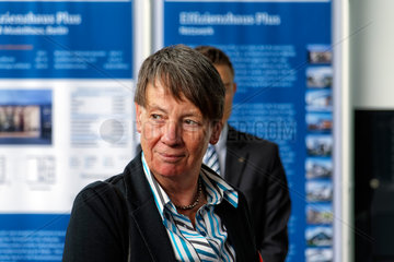 Berlin  Deutschland  Bundesumweltministerin Barbara Hendricks  SPD  besucht das Effizienzhaus Plus