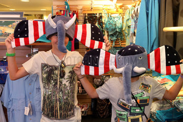 Pass A Grille  Vereinigte Staaten von Amerika  Jungen tragen lustige Huete in Elefantenform