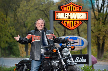 Berlin  Deutschland  Schauspieler Axel Prahl mit seiner Harley-Davidson Forty-Eight