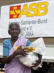 Batticaloa  Sri Lanka  Lebensmittelverteilung der Organisation ASB an einen Fluechtling
