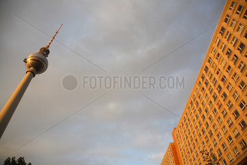 Berlin  Fernsehturm und Wohnhaus am Alexanderplatz