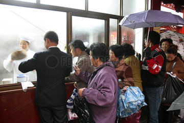 Shanghai  Menschen an einem Imbiss