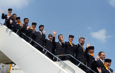 Berlin  Deutschland  die Lufthansa-Crew eines A380 auf der Gangway auf dem Flughafen Berlin-Tegel