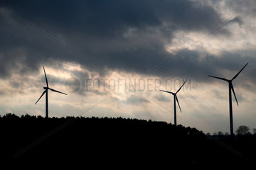 Heidenau  Deutschland  Windkraftraeder mit dunklem Himmel
