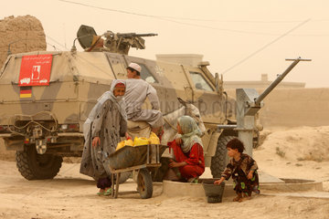 Kunduz  Afghanistan  Anwohner pumpen Wasser aus einer Wasserpumpe