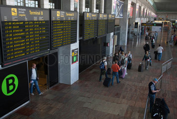 Barcelona  Spanien  Anzeigetafel in der Ankunftshalle  Flughafen Barcelona