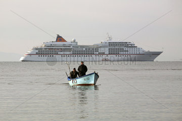 Nessebar  Fischerboot und das Kreuzfahrtschiff MS Europa