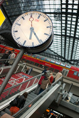 Berlin  Deutschland  Bahnhofsuhr im Hauptbahnhof