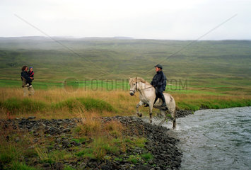 Varmahlid  Flussueberquerung mit Island-Pferden
