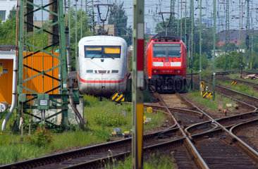 Bremen  Deutschland  ein ICE und ein Regionalzug stehen auf Gleisen nebeneinander