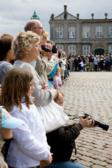 Kopenhagen  Daenemark  Zuschauer bei der Wachabloesung der Garde