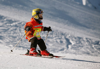 Jerzens  Oesterreich  Kind beim Skifahren