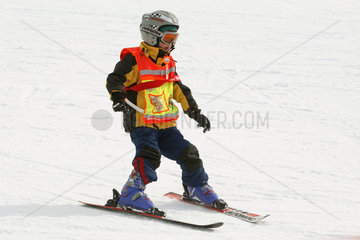 Tirol  Kind lernt Skifahren