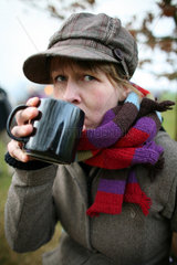 Prangendorf  Deutschland  Frau trinkt aus einer Tasse