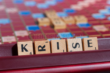 Hamburg  Deutschland  Scrabble-Buchstaben bilden das Wort KRISE