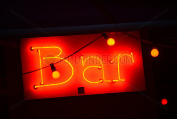 Berlin  Deutschland  Leuchtreklame einer Bar in Friedrichshain-Kreuzberg