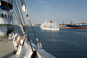 Kiel  Deutschland  die MS Columbus verlaesst den Kieler Hafen