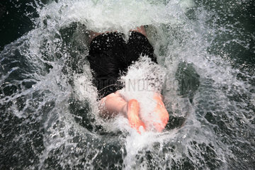 Cala d'Or  Mann taucht ins Wasser ein