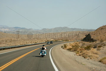 Las Vegas  USA  ein Motorradfahrer mit Sozius faehrt auf dem Highway
