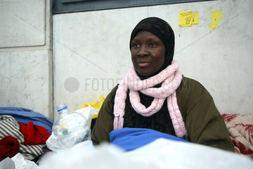 Paris  Frankreich  afrikanische Frau bei einer Demonstration gegen Obdachlosigkeit