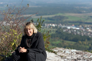 Zabern  Frankreich  Touristin sitzt auf einer Mauer an der Burg Hohbarr