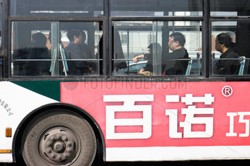 Shanghai  Fahrgaeste sitzen in einem Bus