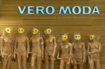 Berlin  Deutschland  Schaufensterpuppen im Geschaeft der Mode-Kette VERO MODA